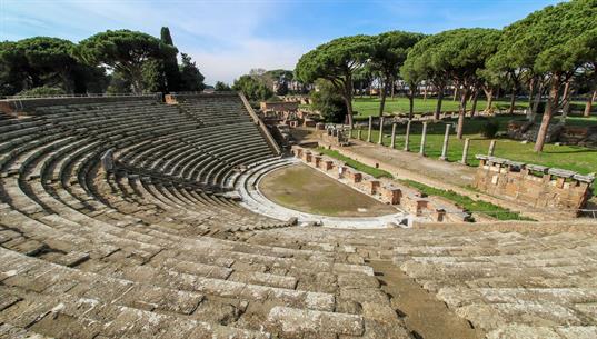 Wenn man bedenkt, dass wir in einer antiken Stadt mit ehemals 50.000 Einwohner spazieren, dann muss es auch etwas zur Unterhaltung der Einwohner gegeben haben. Dafür wurde das heute noch gut erhaltene Amphitheater mit etwa 3000 Plätzen gebaut.